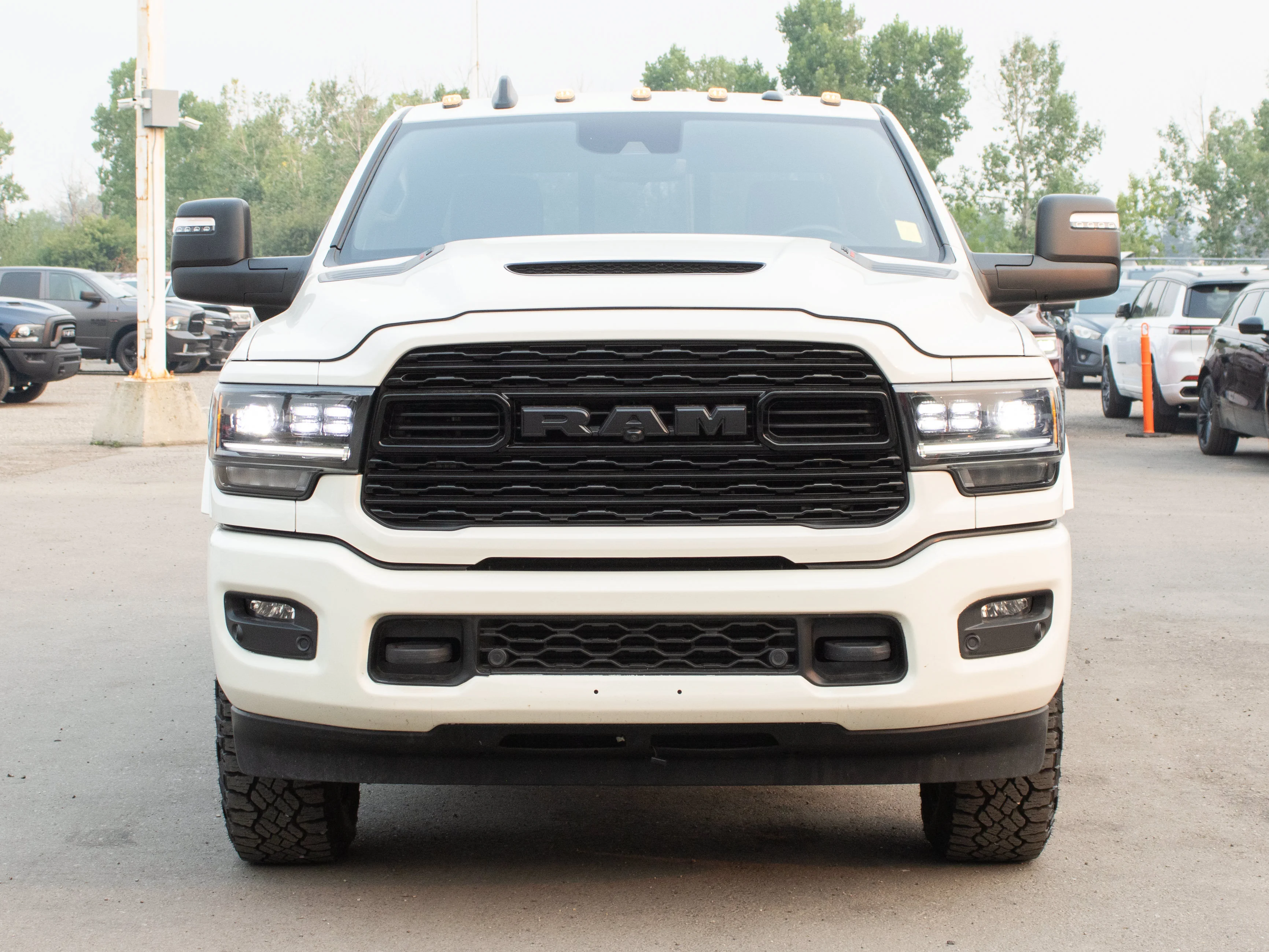 Used 2024 White RAM Limited* Night Edition 4x4 | 6.7L Cummins | Heated & Ventilated Seats | Sunroof | 5th Wheel Prep image 9