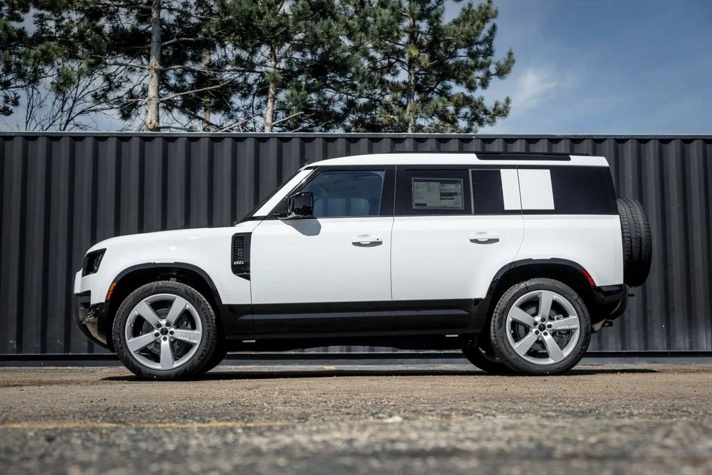 New 2026 Fuji White Land Rover X-Dynamic SE image 3