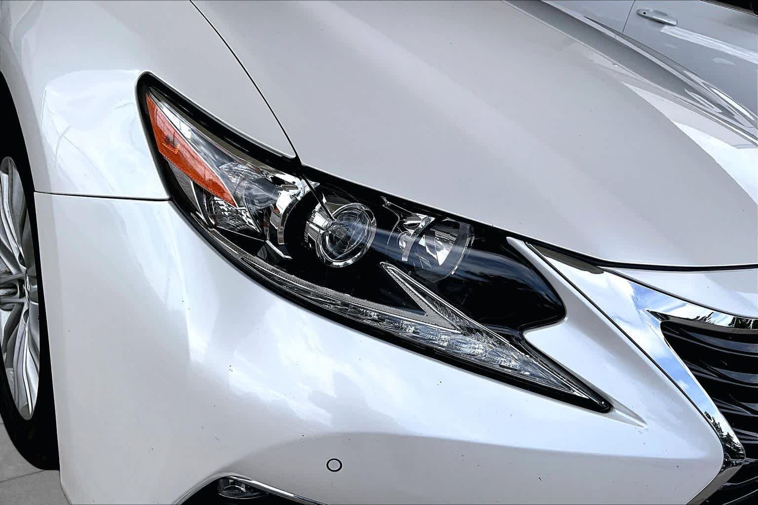 Used 2017 Eminent White Pearl Lexus  image 25