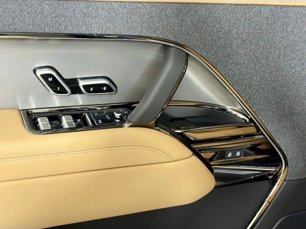 New 2026 Varesine Blue Land Rover SE image 18