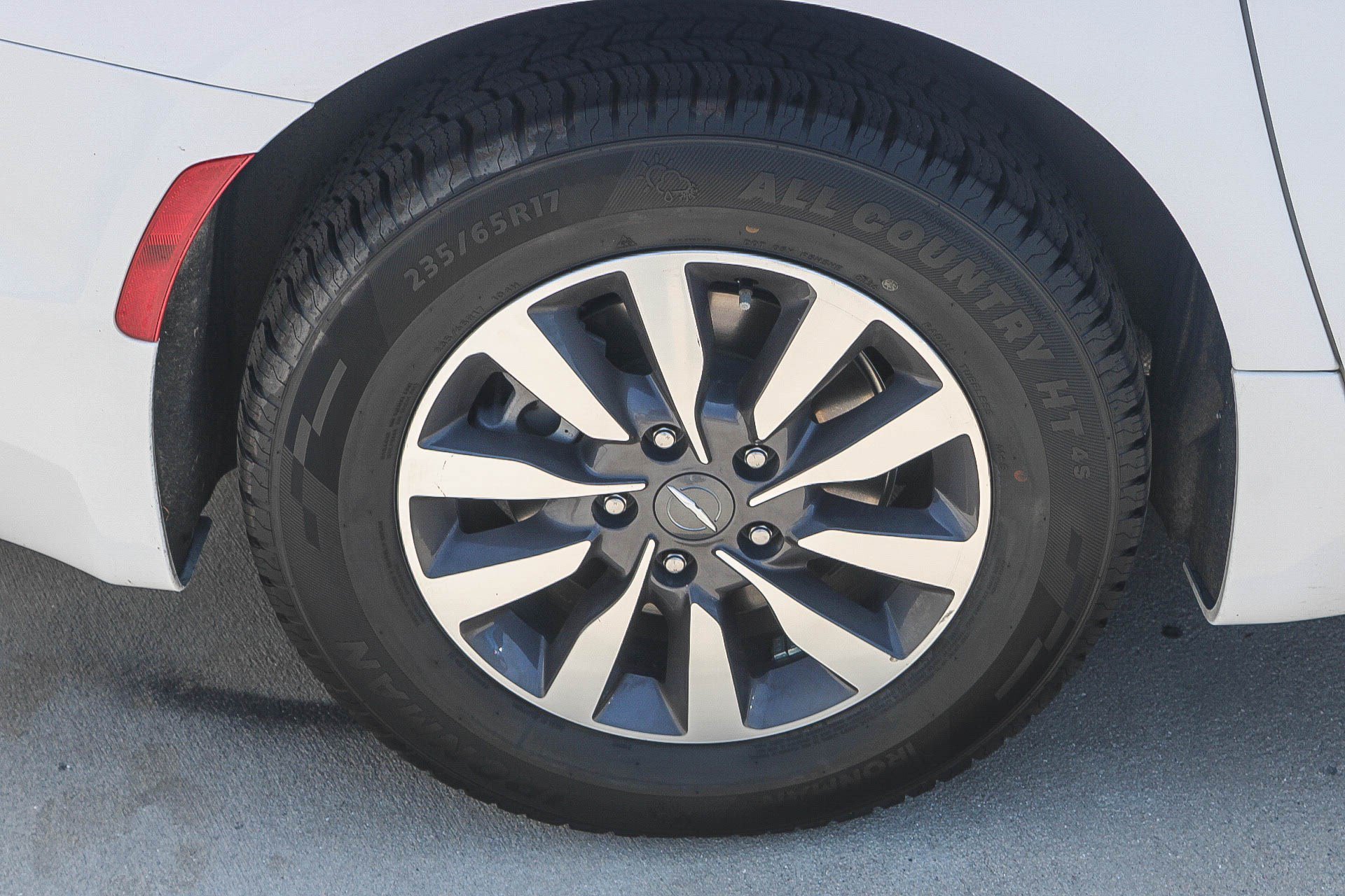 Used 2024 Bright White Clearcoat Chrysler Hybrid Select image 15