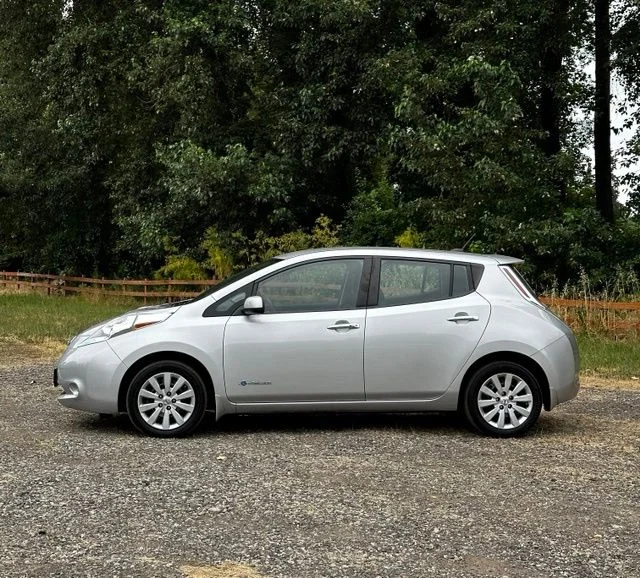 Used 2017 Brilliant Silver Nissan S image 6