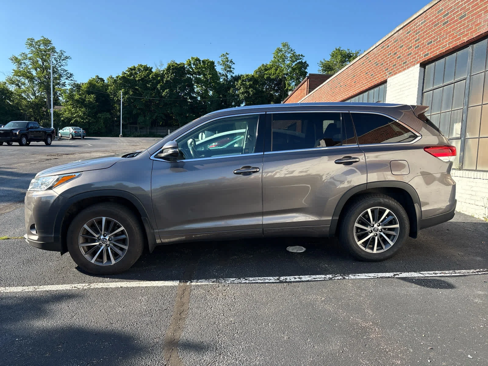 Used 2018 Predawn Gray Mica Toyota SE image 3