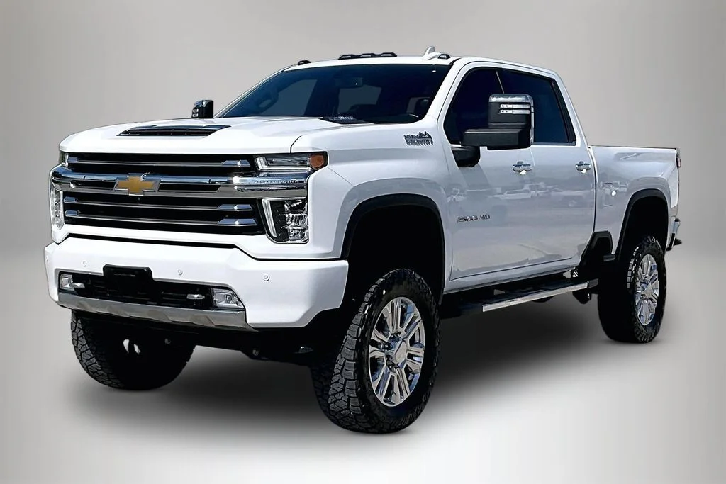 Used 2023 White Chevrolet High Country image 2