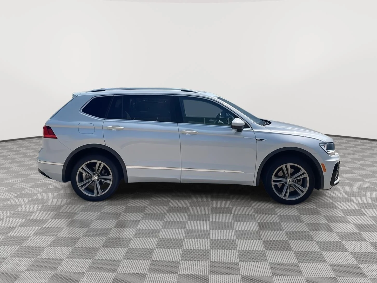 Used 2019 White Silver Metallic Volkswagen SEL image 9