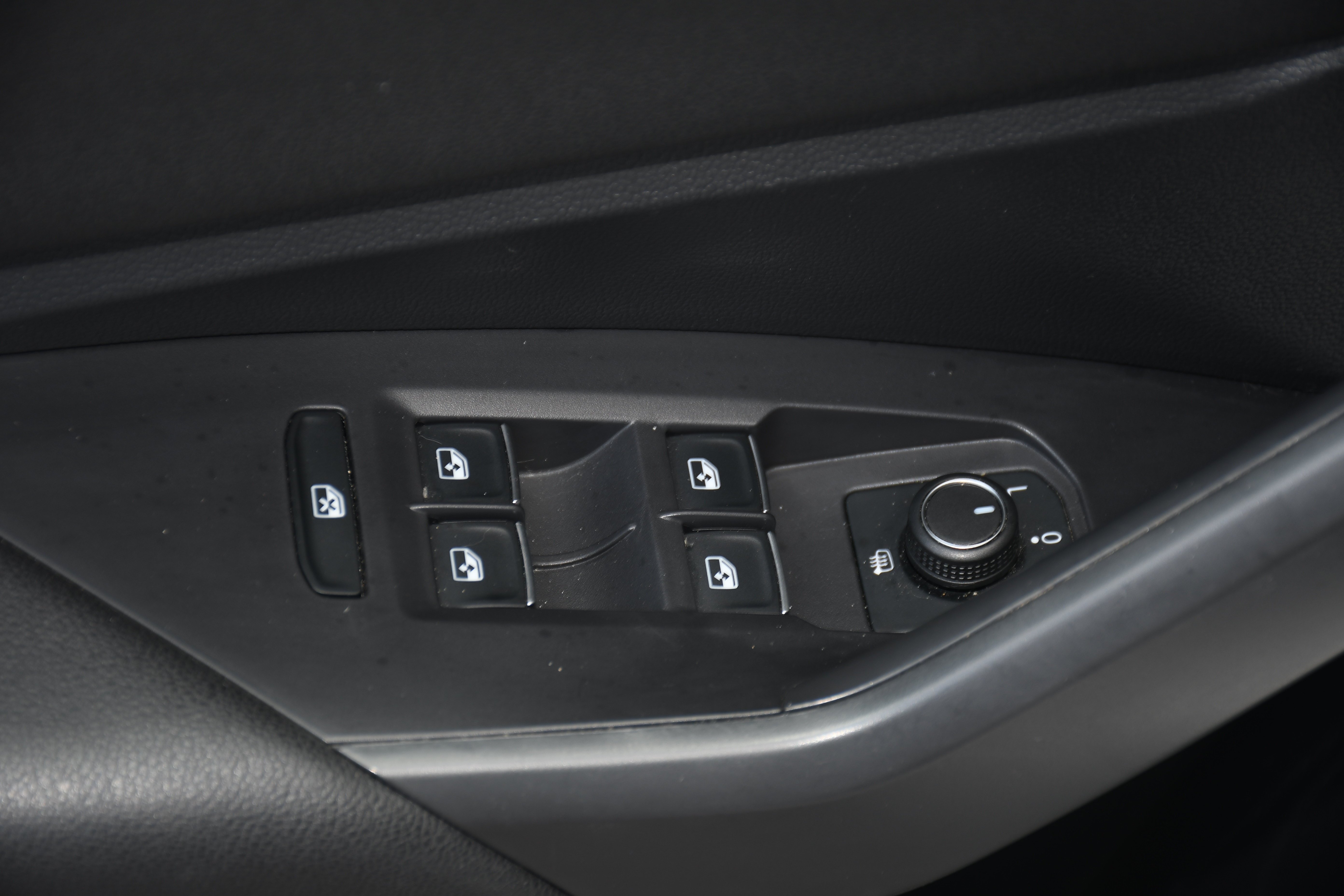 Used 2021  Volkswagen R-Line image 11