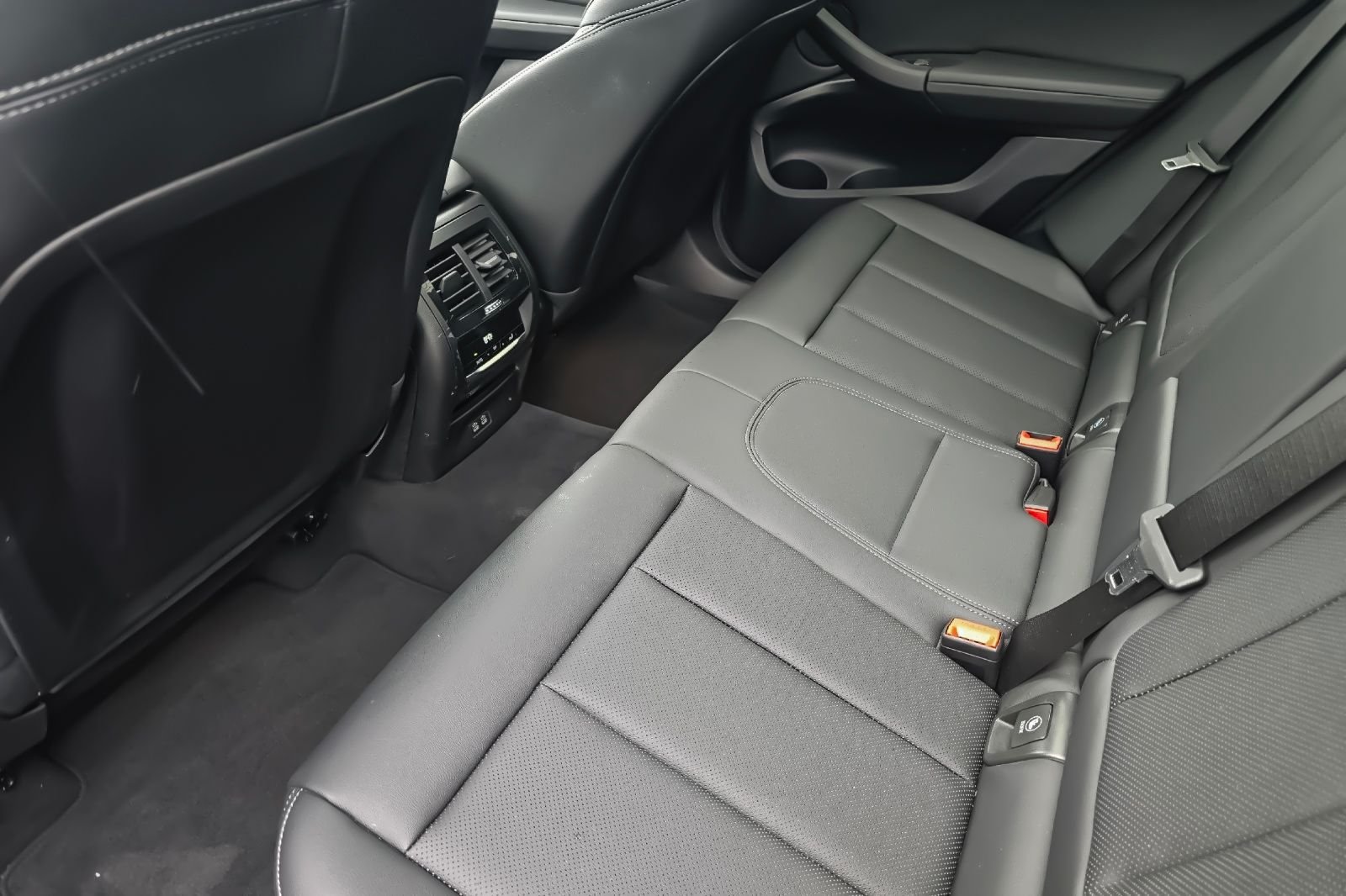 Used 2024  BMW xDrive30i image 11