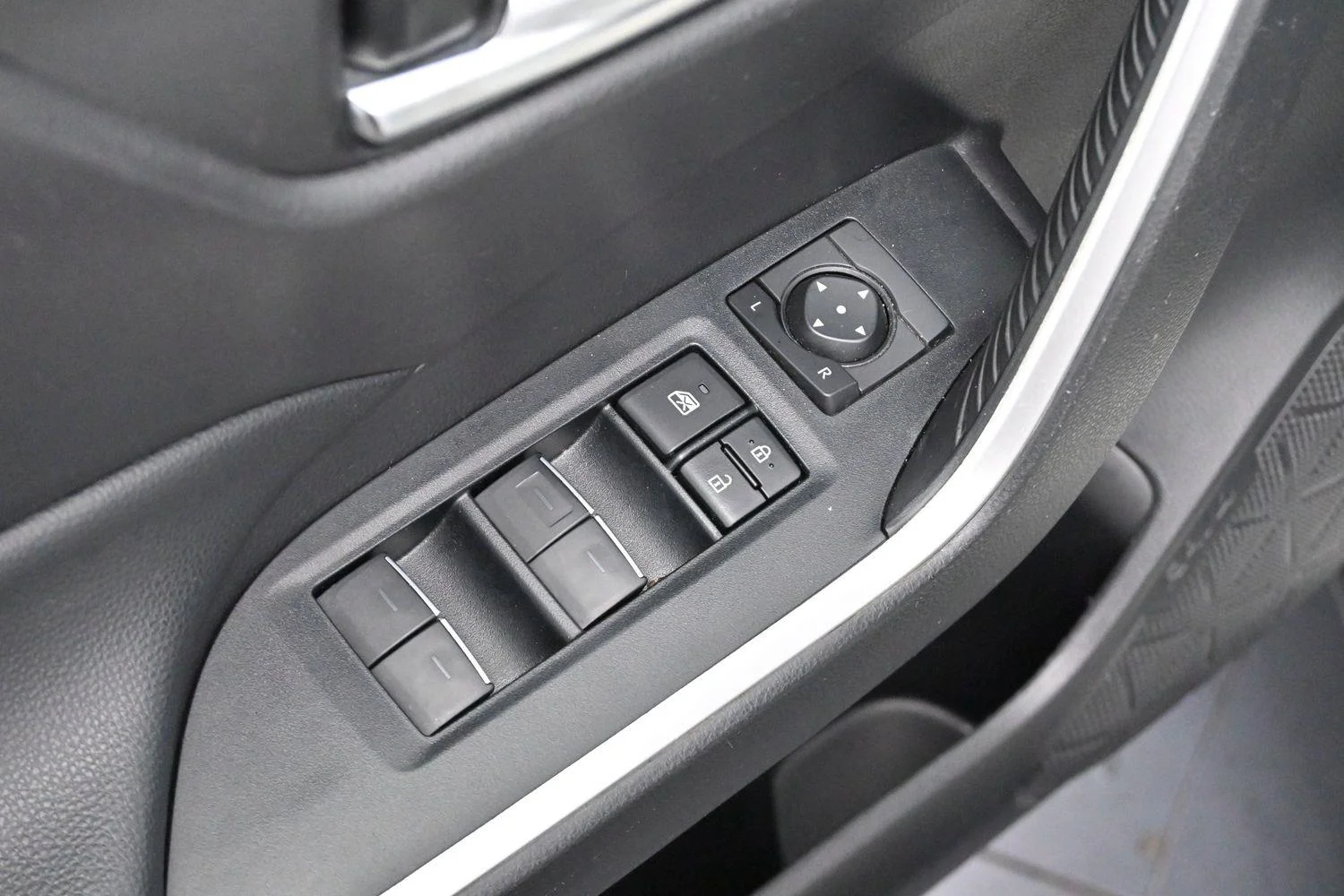 Used 2022 White Toyota XLE image 10