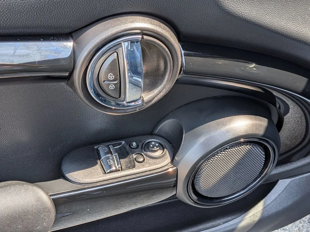 Used 2018 Black MINI Base image 11
