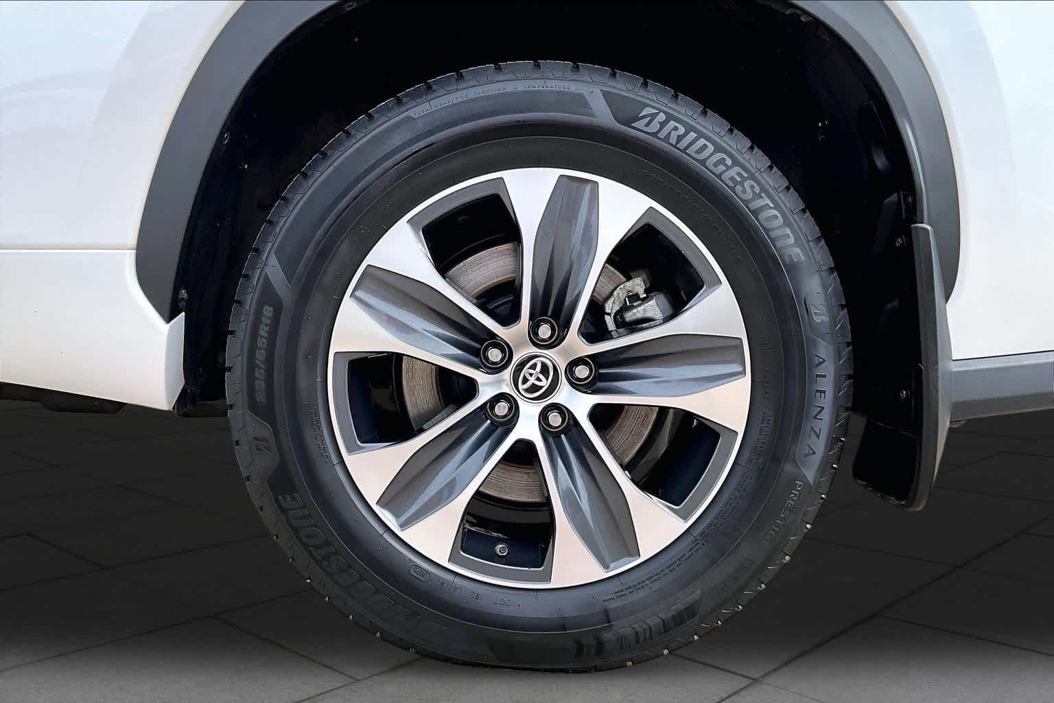 Used 2025 Wind Chill Pearl Toyota Hybrid XLE image 11