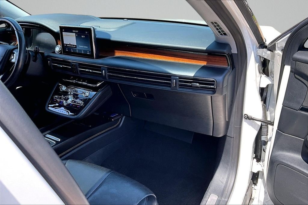Used 2020 White Lincoln Reserve image 13