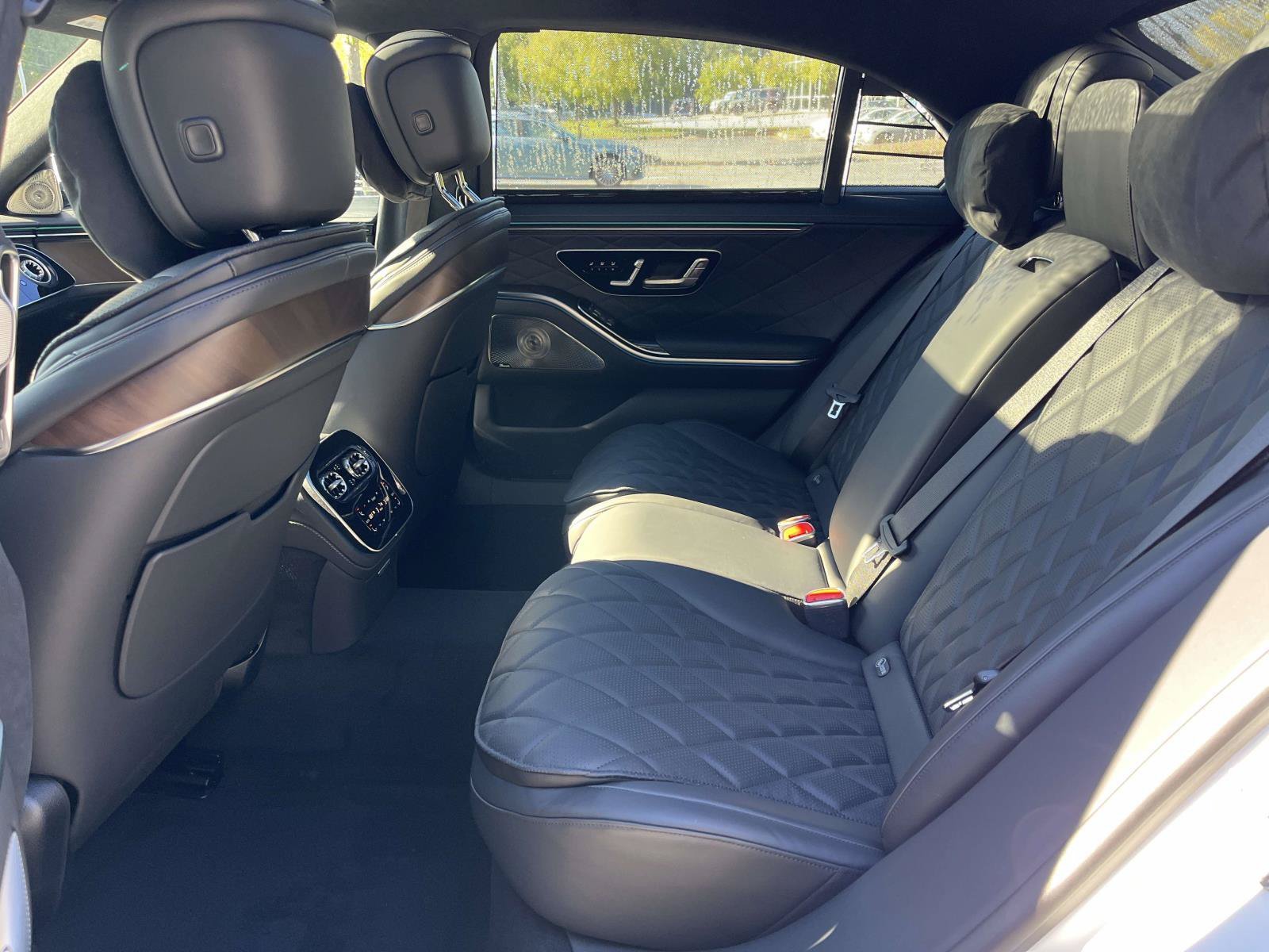 New 2027 MANUFAKTUR Moonlight White Metallic Mercedes-Benz S 580 4MATIC® Sedan image 39