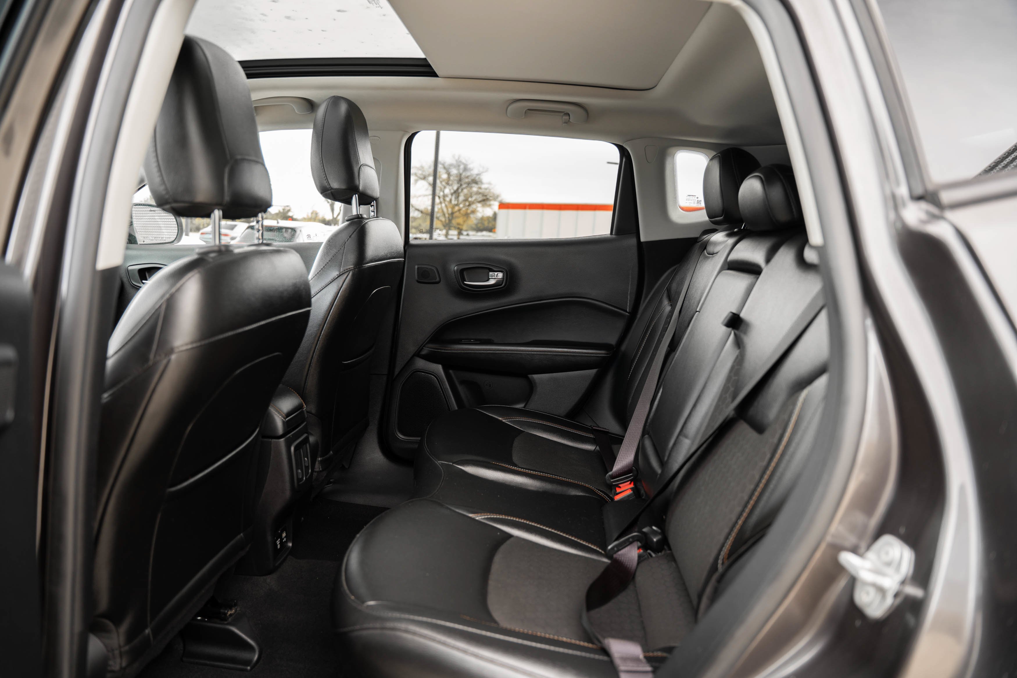 Used 2021 Granite Crystal Metallic Clearcoat Jeep Latitude image 12
