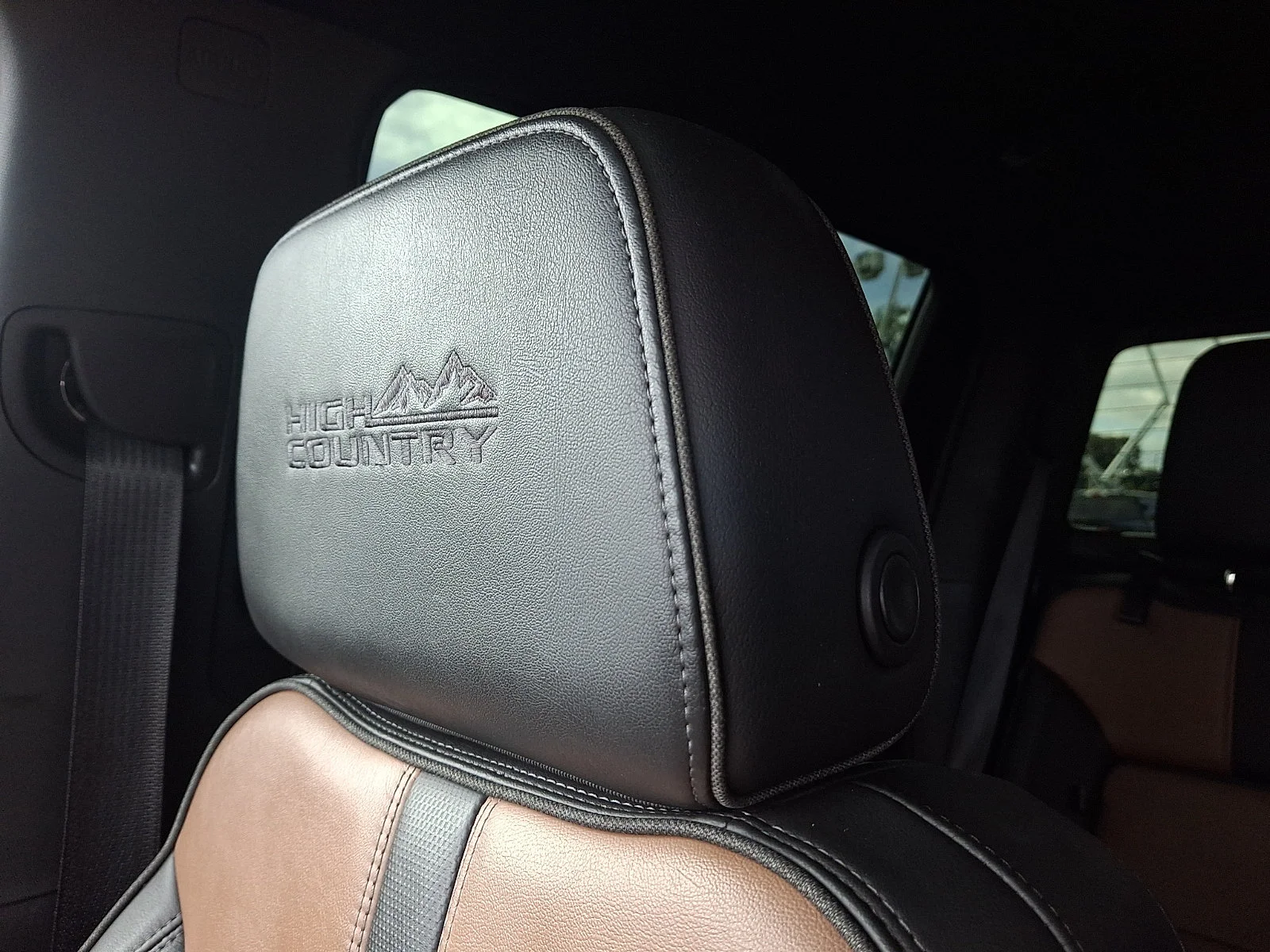 Used 2022 Mosaic Black Metallic Chevrolet High Country image 17