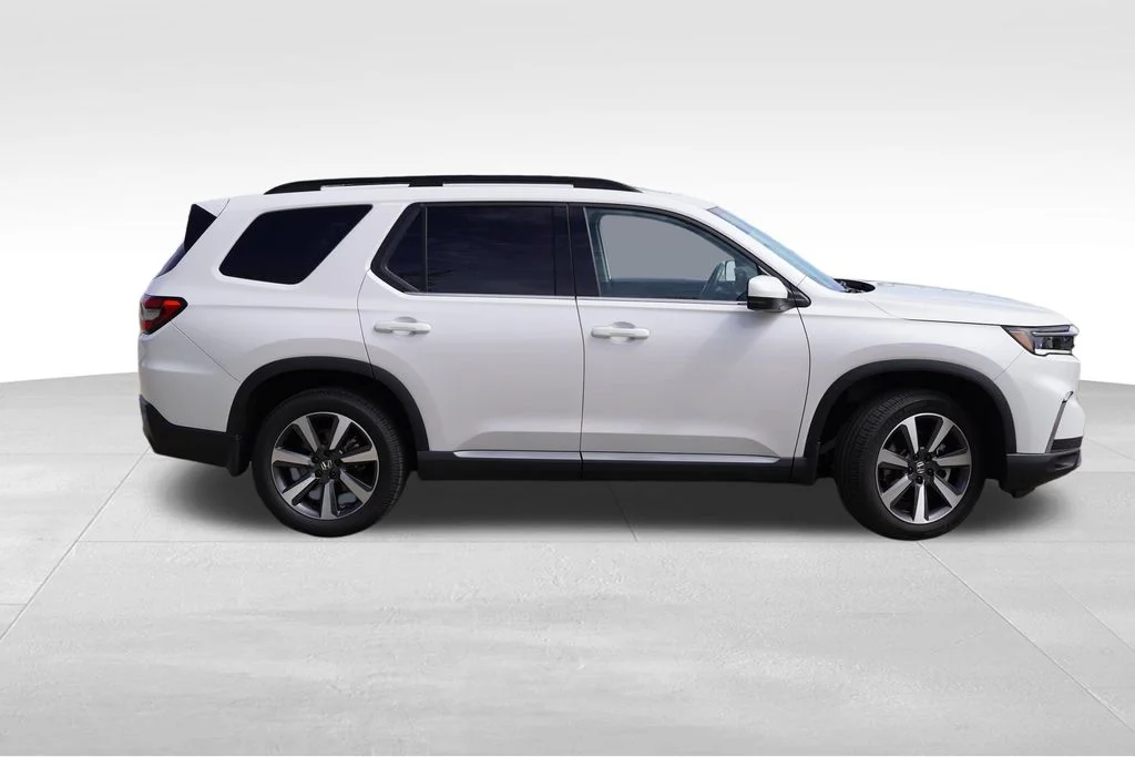 Used 2023 Platinum White Pearl Honda Touring image 3