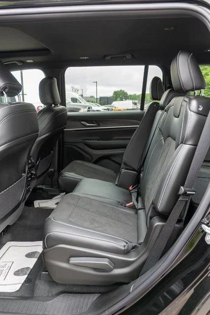 New 2026 Diamond Black Crystal Pearlcoat Jeep Altitude image 10