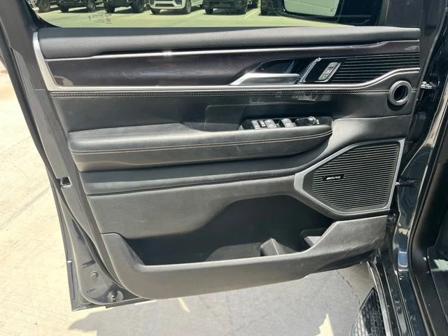 Used 2023  Jeep Base image 11