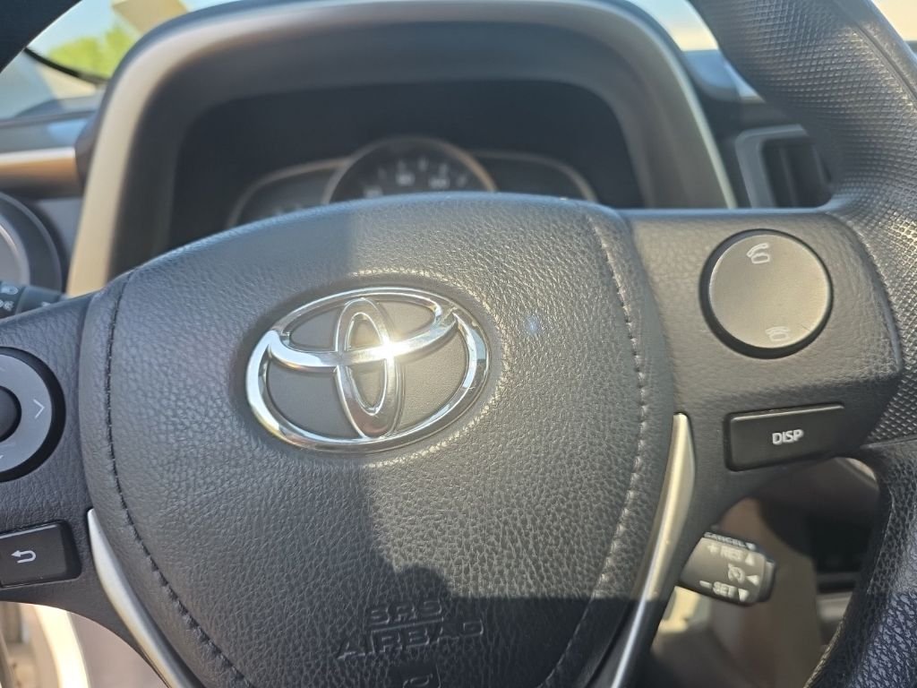 Used 2013 White Toyota XLE image 10