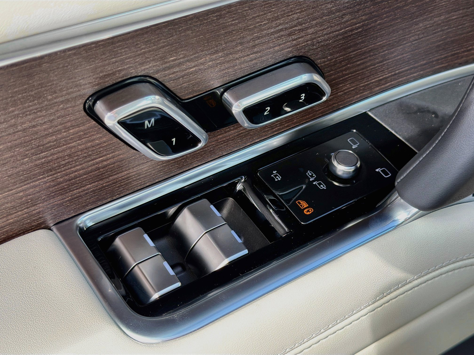 New 2026 Eiger Grey LAND ROVER SE 7 Seats image 24