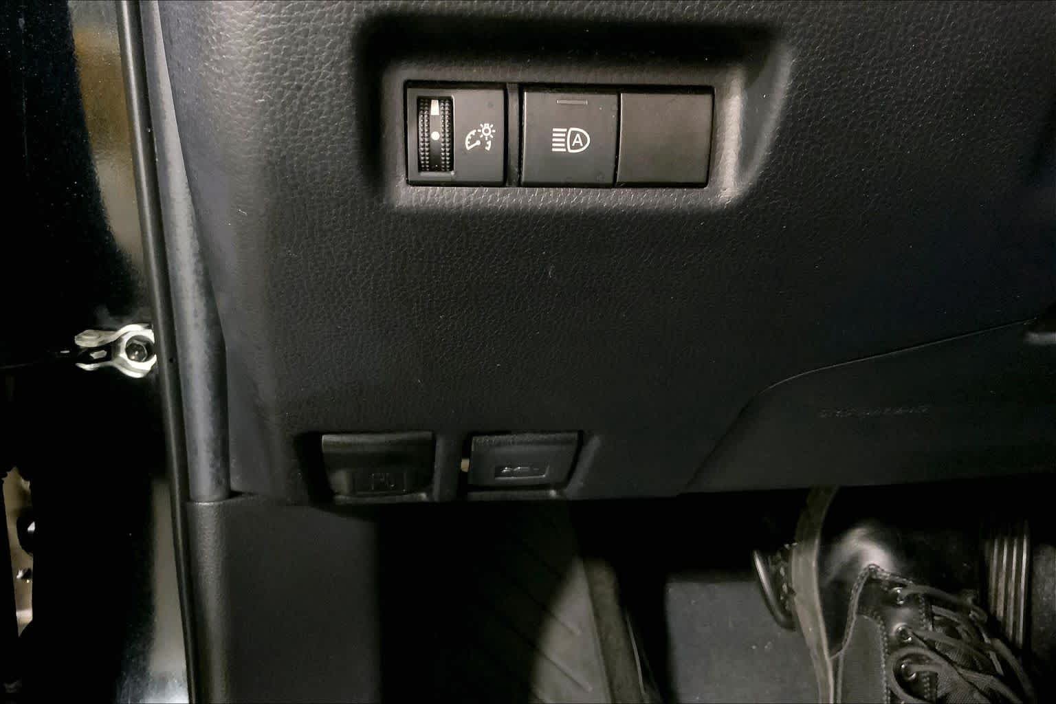 Used 2020 Midnight Black Metallic Toyota XLE image 35