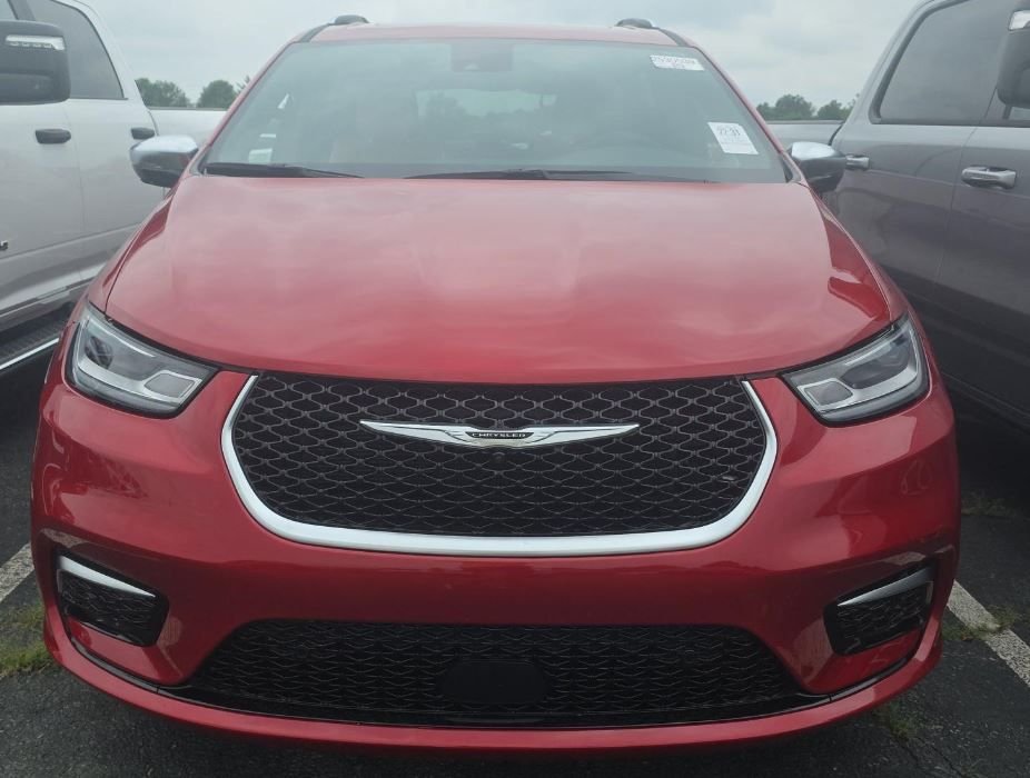 Used 2025 Red Chrysler Pinnacle image 2