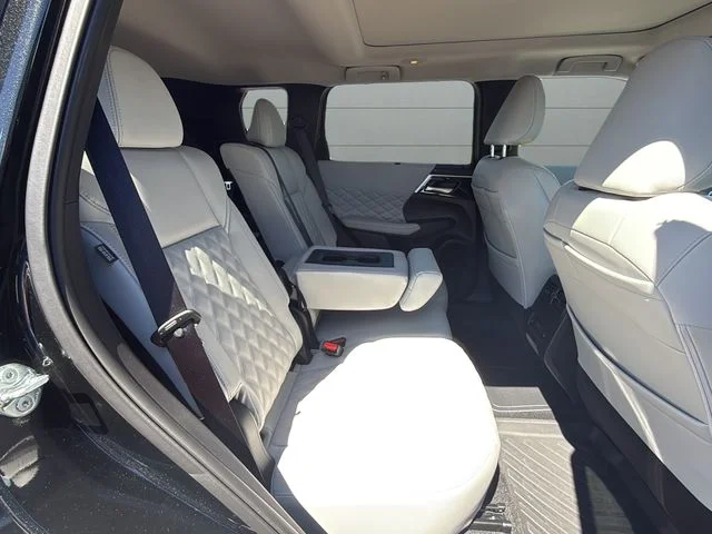 Used 2025 Black Mitsubishi SEL Platinum Edition image 10