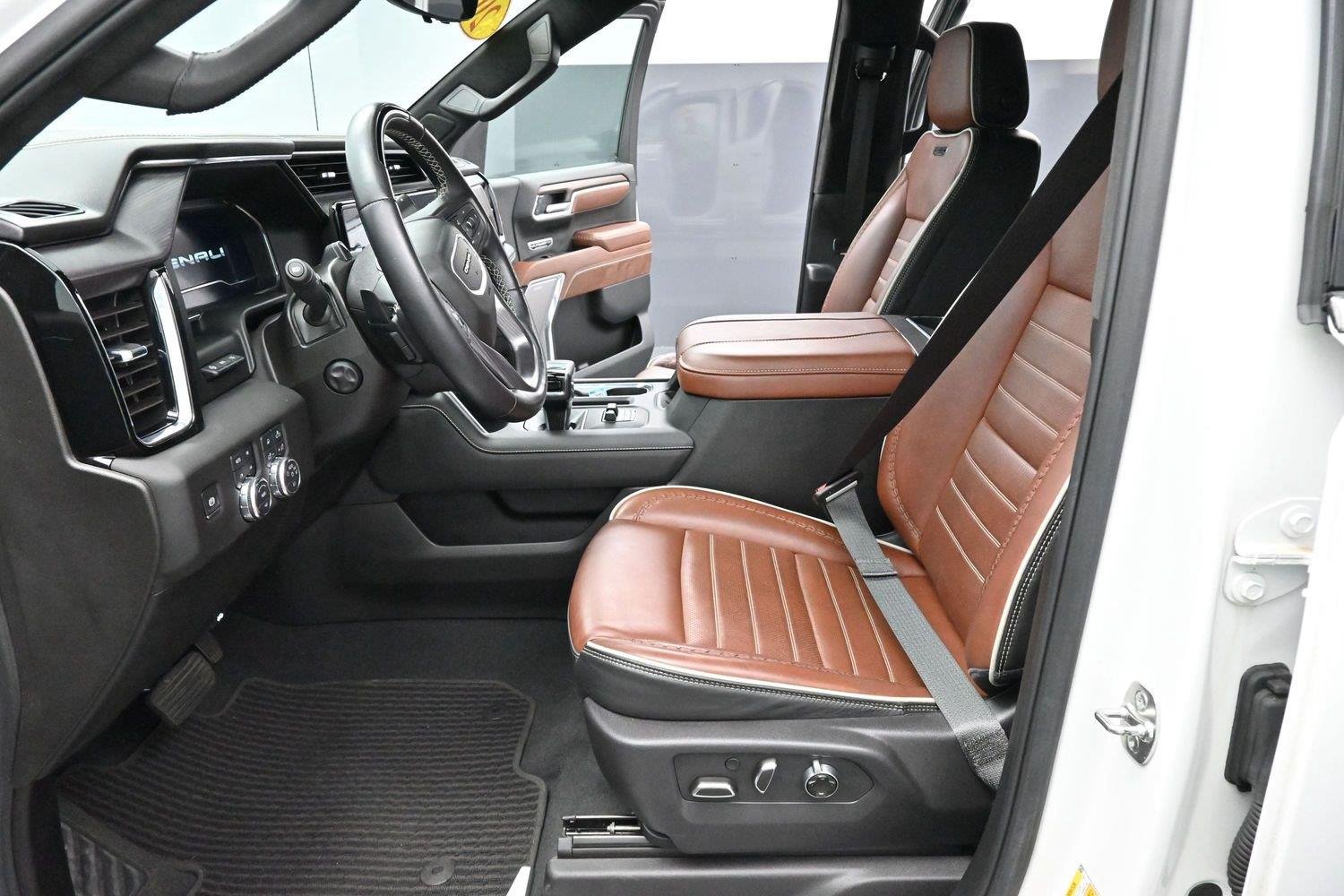 Used 2025 White Frost Tricoat GMC Denali Ultimate image 13