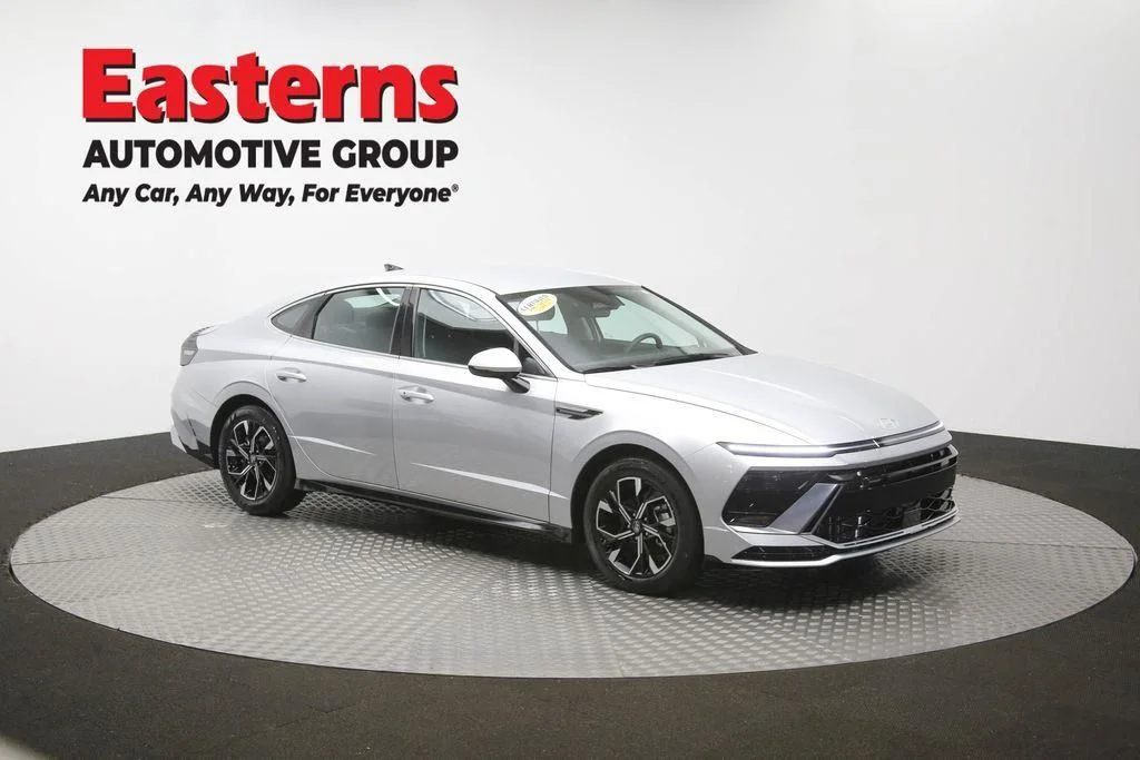 Used 2025 Silver Hyundai SEL image 51