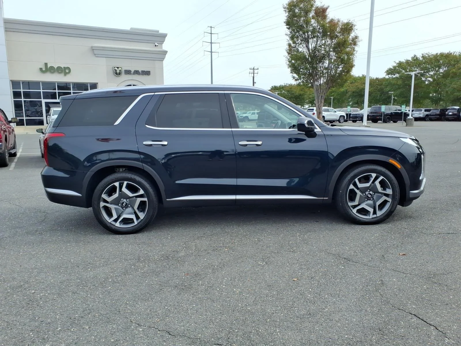 Used 2024 Moonlight Cloud Hyundai SEL 8P image 11