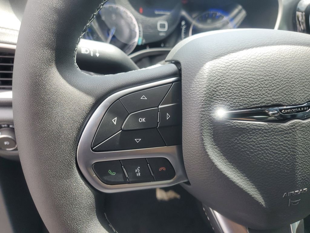 New 2026 Bright White Clear-Coat Exterior Paint Chrysler Select image 13