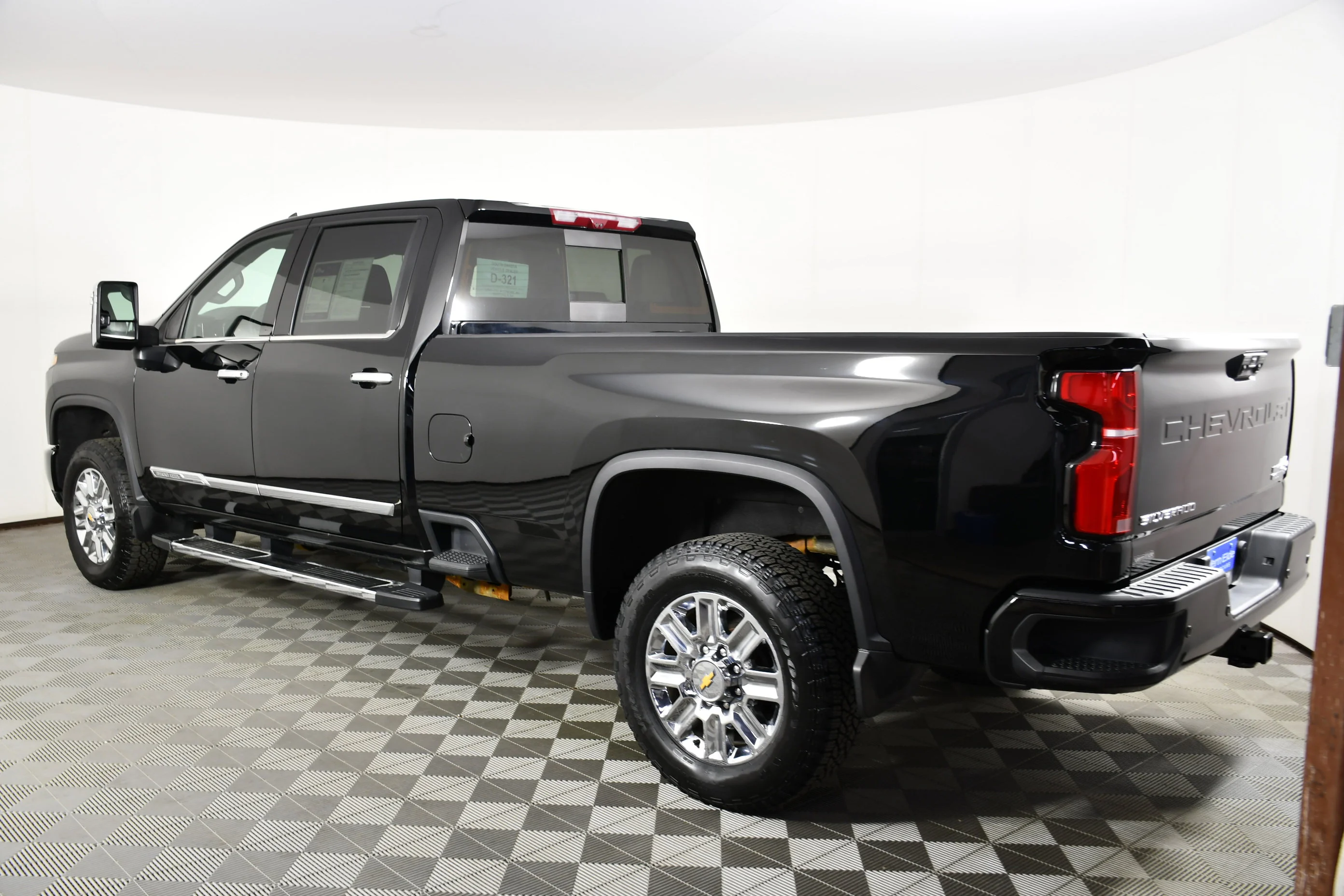Used 2024 Black Chevrolet High Country image 8