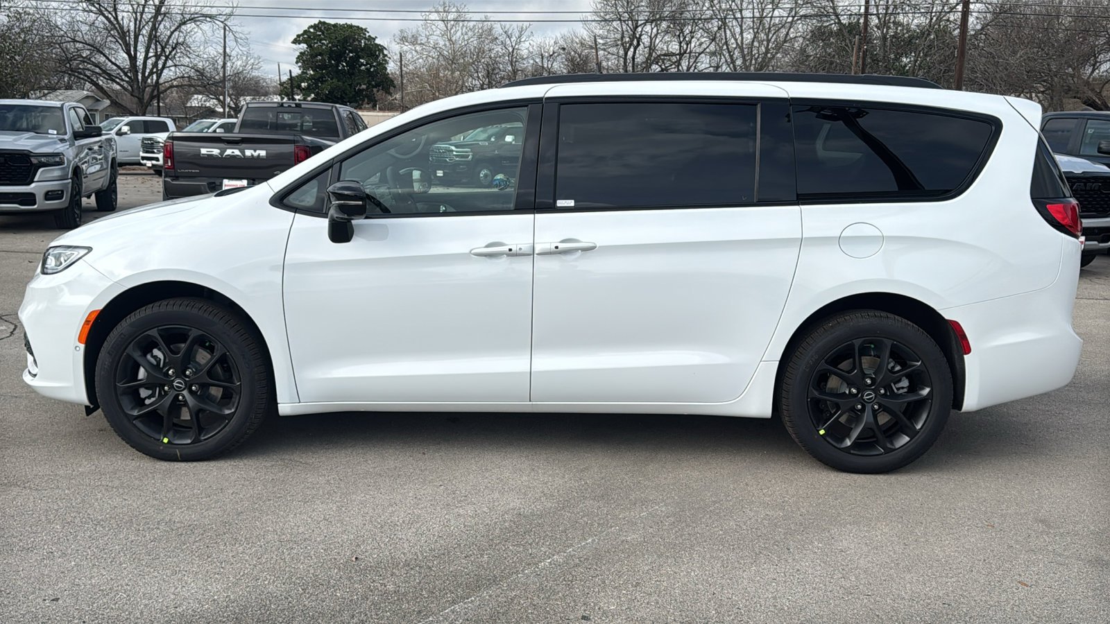 2026 Chrysler Pacifica Limited - Photo 8