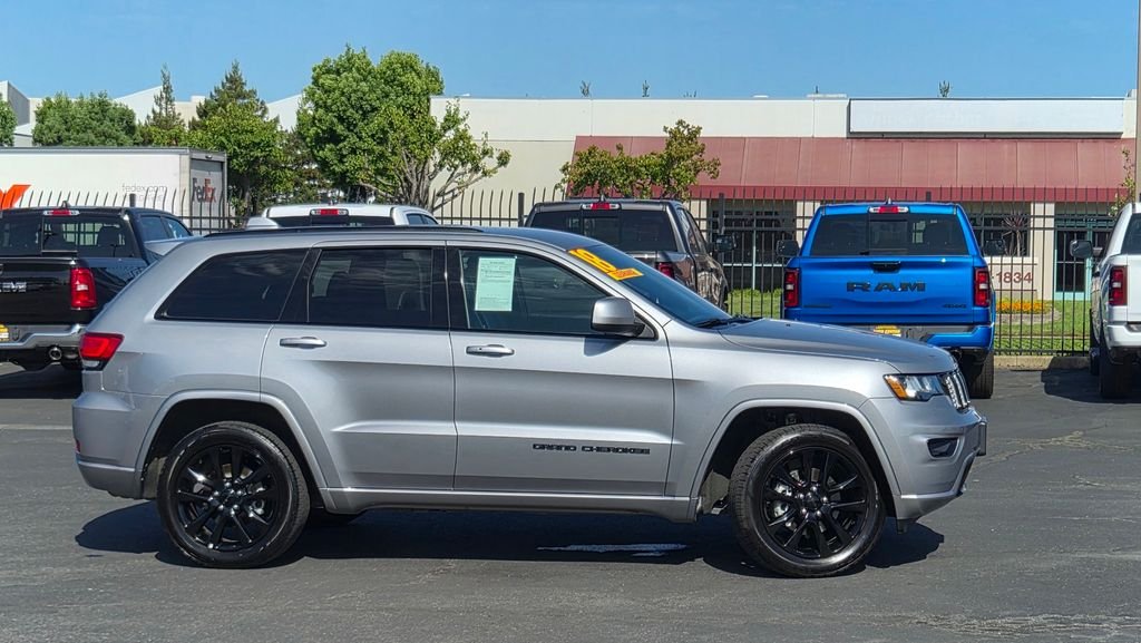 Certified Used 2018 Silver Jeep Altitude image 3