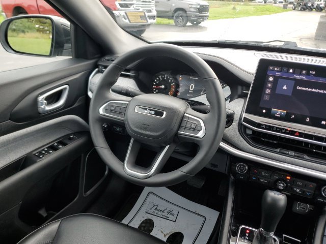 Used 2023 White Jeep Latitude image 17