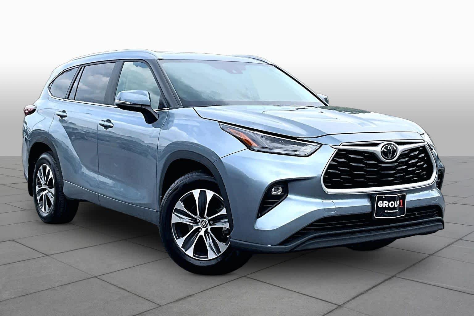 Used 2024 Moon Dust Toyota XLE image 3