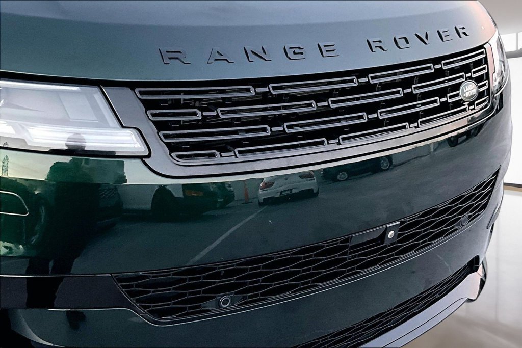 Certified Used 2025 British Racing Green SV Bespoke Ultra Met Gloss Land Rover Dynamic SE image 31