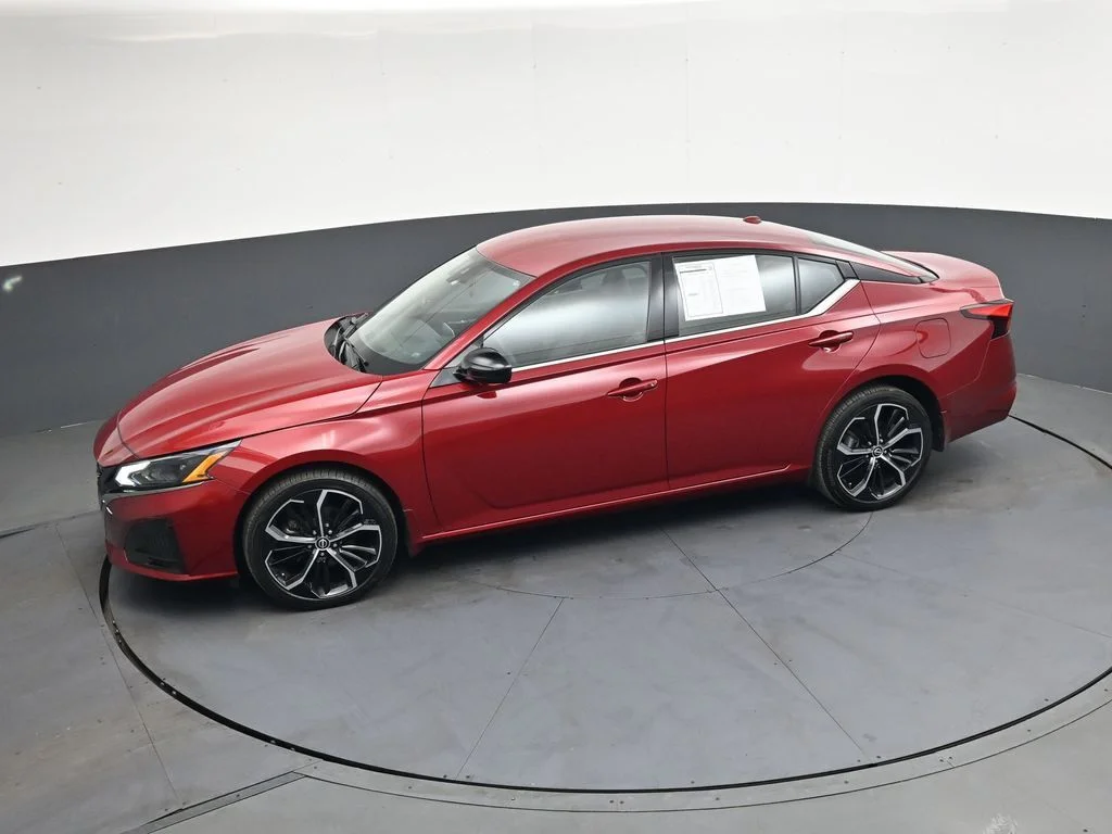 Used 2025 Red Nissan 2.5 SR image 39