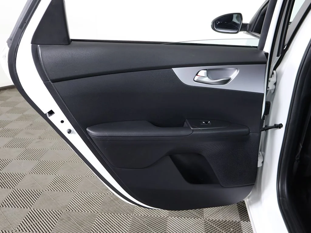 Used 2022 White Kia LXS image 23