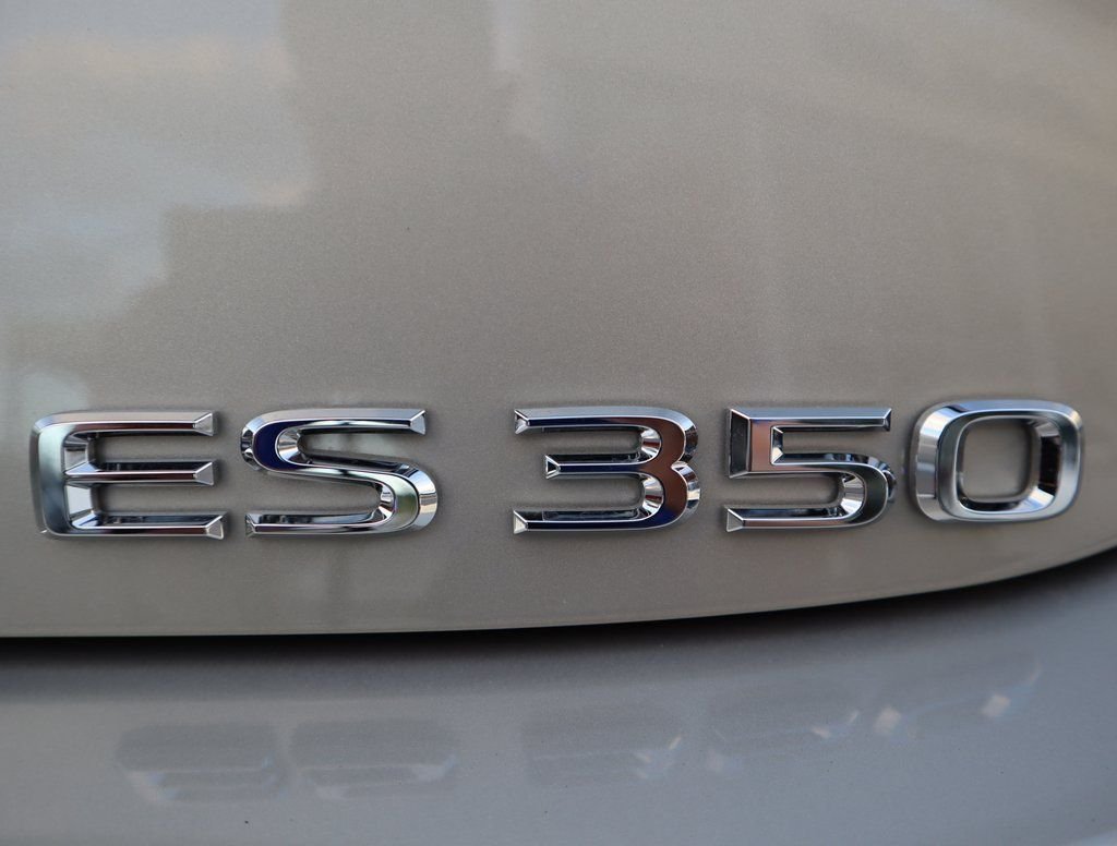 2025 Lexus ES 350 - Photo 22