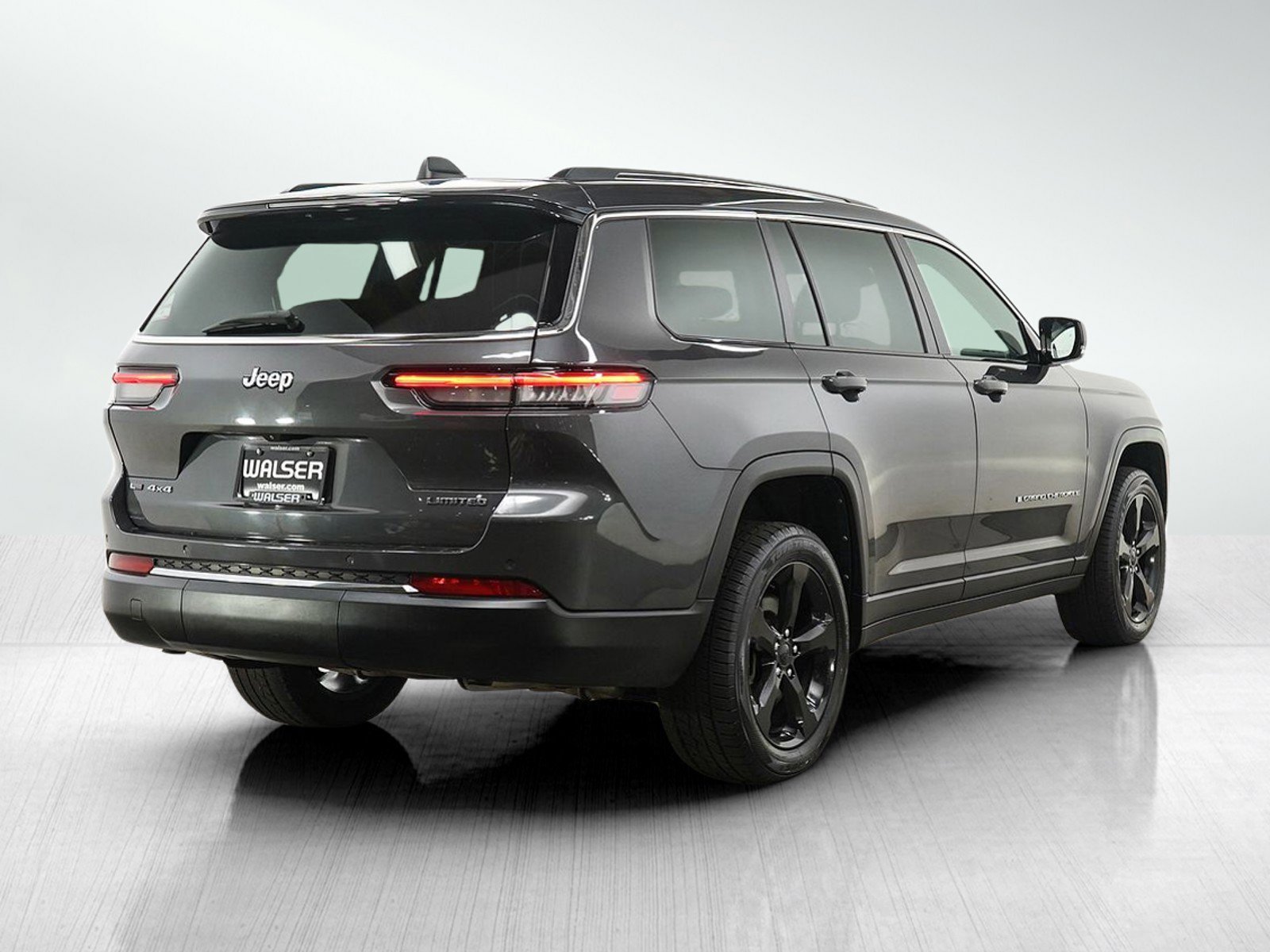 Used 2022  Jeep Limited image 5