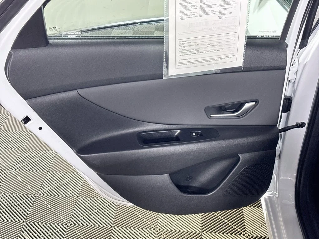 Used 2025 White Hyundai SEL Convenience image 20
