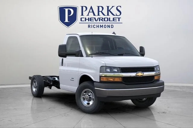 New 2025 Summit White Chevrolet 1WT image 9