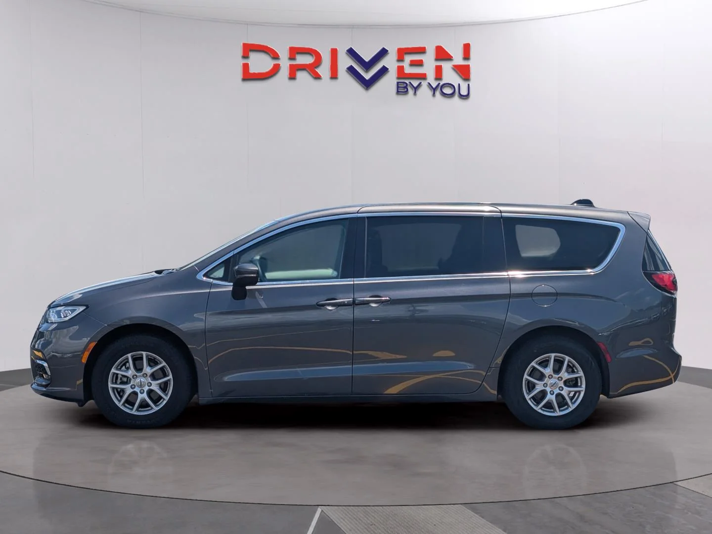 Used 2023 Granite Crystal Metallic Clearcoat Chrysler Touring L image 2