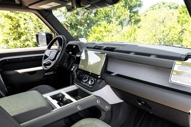 New 2026 White Land Rover X-Dynamic SE image 19