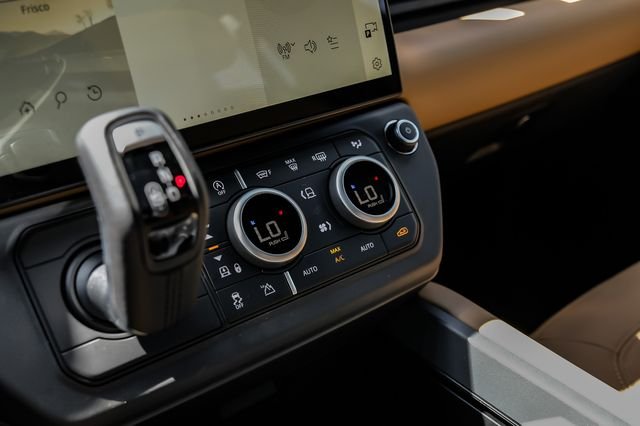 New 2026 Santorini Black Land Rover X-Dynamic SE image 34