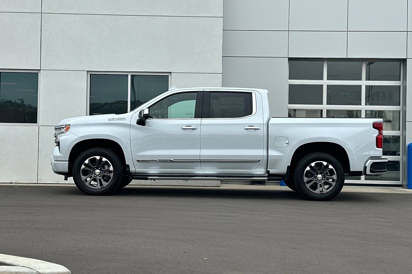 New 2026 Polar White Tricoat Chevrolet High Country image 7