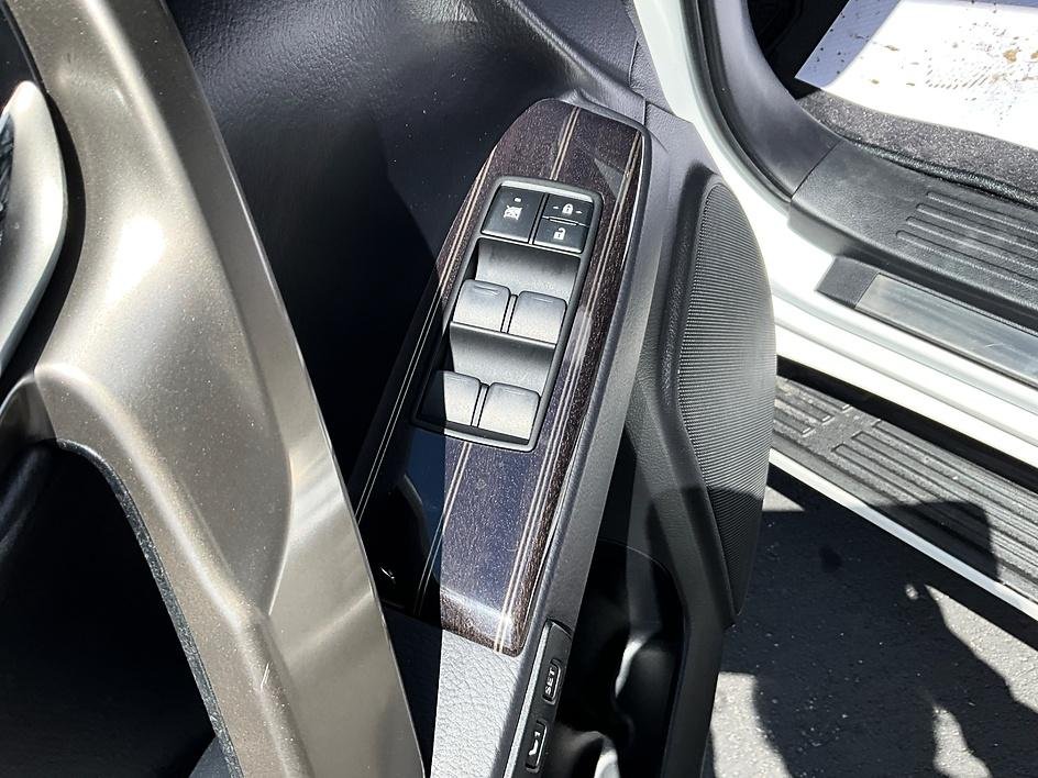 Used 2020 White Lexus 460 image 13