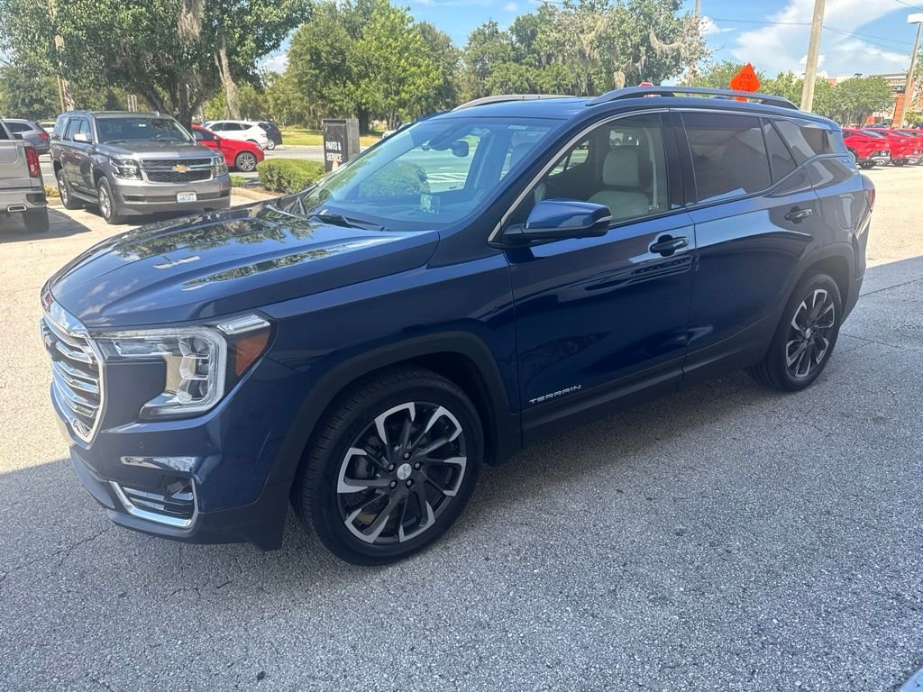 Used 2022  GMC SLT image 1