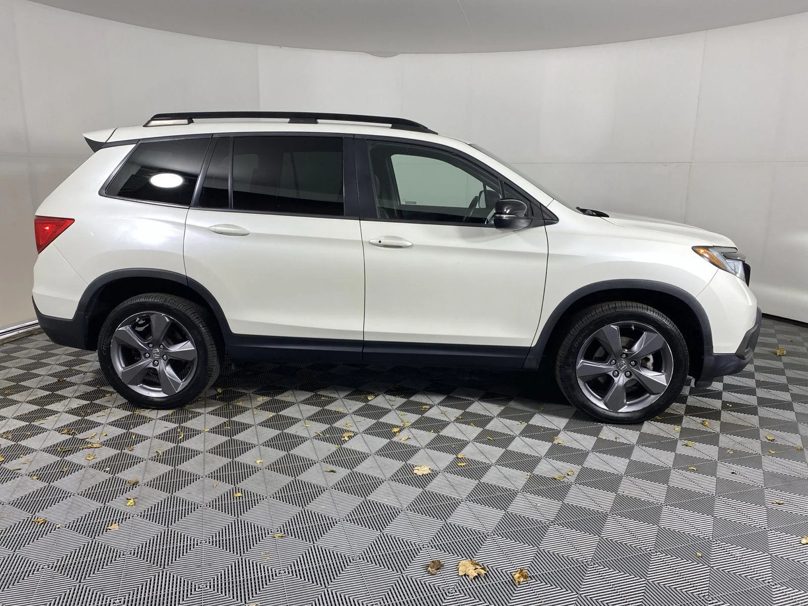 Used 2019 White Diamond Pearl Honda Touring image 10