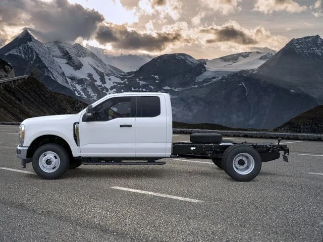 2025 Ford F-350 Super Duty Chassis Cab XL - Photo 3